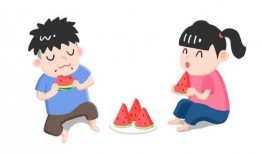 亲子吃瓜欢乐时刻,共享吃瓜快乐瞬间