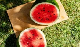 下雨看剧吃瓜,看剧吃瓜，尽享悠闲时光