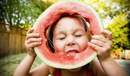 吃瓜拍照情头,情侣甜蜜吃瓜拍照情头秀