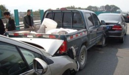 吃瓜致三车追尾,三车连环追尾事故惊心动魄