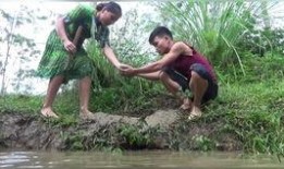 美女摘了好多瓜吃,美女大快朵颐，尽享夏日美味时光