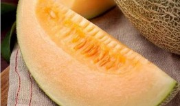 吃瓜和下雨天更配,下雨天里的悠闲小确幸